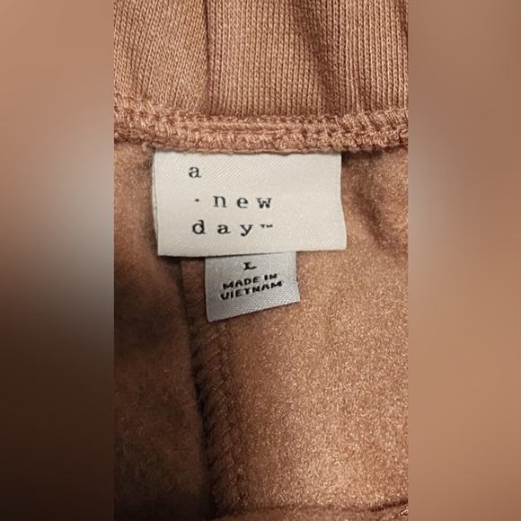 A NEW DAY Camel Oversized Sweatpant Waist and Ankles 2 side pockets Sz Large EUC - Picture 8 of 8